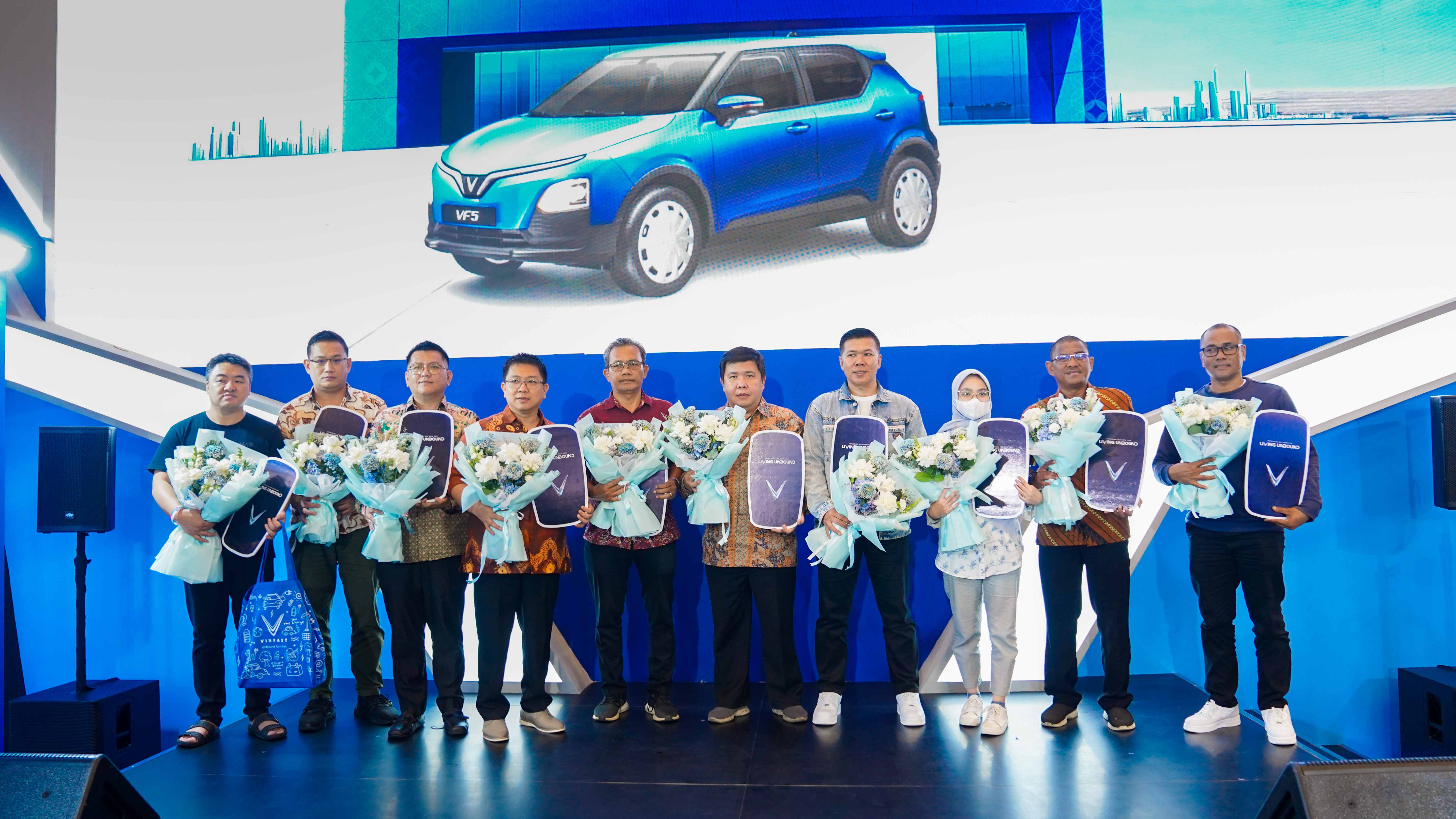 VinFast Delivers VF 5 Electric Cars in Indonesia